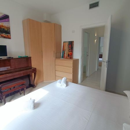 Ferienwohnung Joivy Elegant Flat For 6 With 2 Balconies Mailand Exterior foto