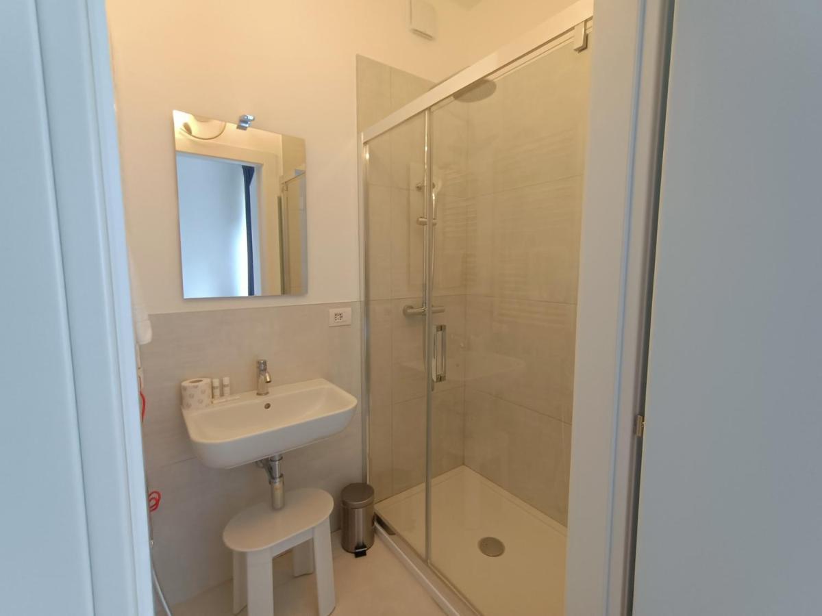Ferienwohnung Joivy Elegant Flat For 6 With 2 Balconies Mailand Exterior foto